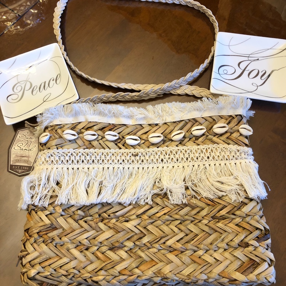 Straw shoulder bag